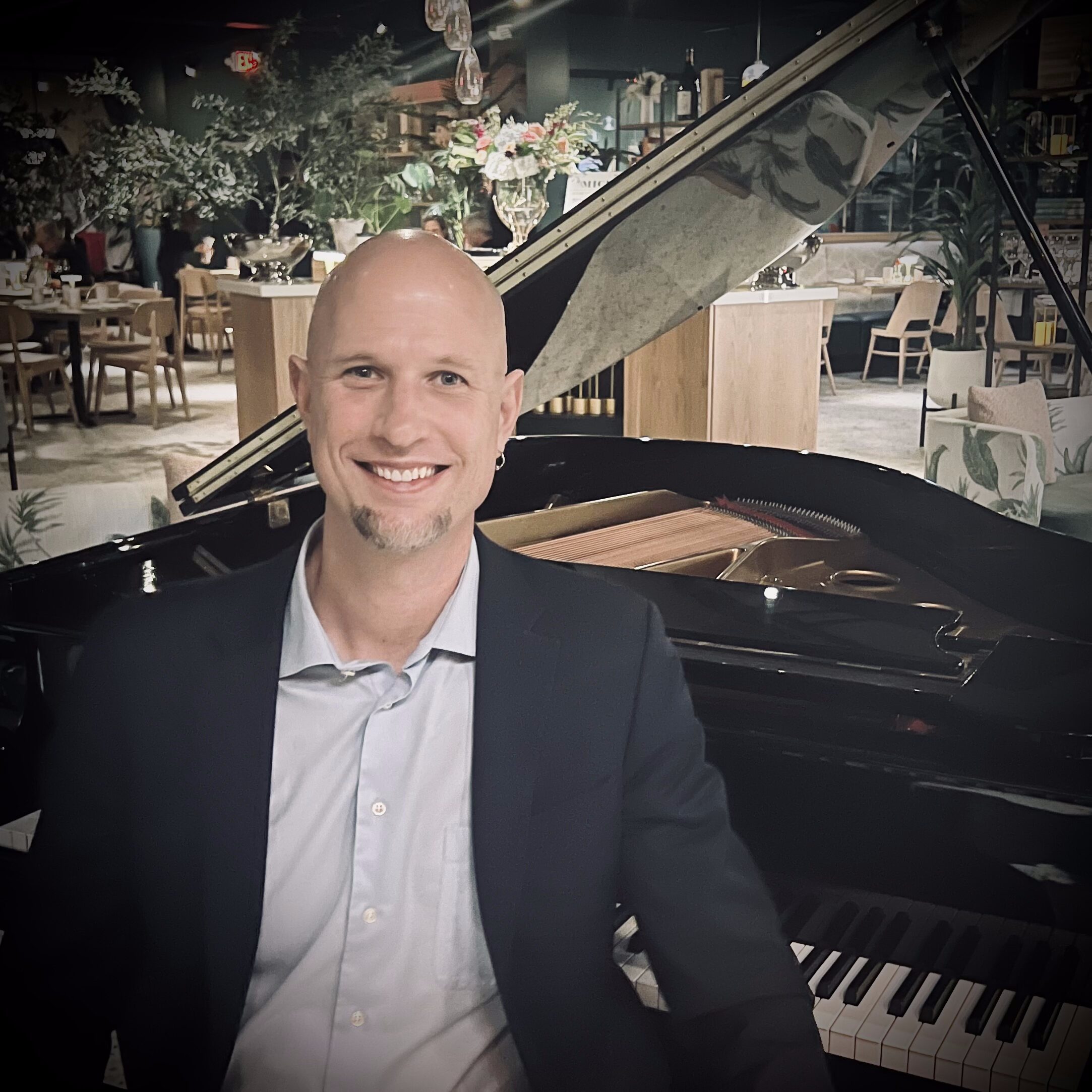 Jeremy Weinglass playing piano at Michael's in St. Augustine